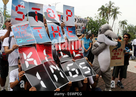 Pasay City, Filippine. 1 Sep, 2014. Filippino attivisti ambientali degli avvocati partecipa da tutto il globo in posa contrapposta e crudele e inumano da attività di allestimento di un'azione di protesta di fronte all'Ambasciata del Giappone nella città di Manila. Ogni anno, macellazione annuale di delfini nel Taiji, Giappone inizia il primo giorno del mese di settembre. Credito: Gregorio B. Dantes Jr./Pacific Press/Alamy Live News Foto Stock