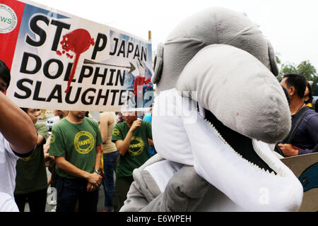 Pasay City, Filippine. 1 Sep, 2014. Filippino attivisti ambientali degli avvocati partecipa da tutto il globo in posa contrapposta e crudele e inumano da attività di allestimento di un'azione di protesta di fronte all'Ambasciata del Giappone nella città di Manila. Ogni anno, macellazione annuale di delfini nel Taiji, Giappone inizia il primo giorno del mese di settembre. Credito: Gregorio B. Dantes Jr./Pacific Press/Alamy Live News Foto Stock