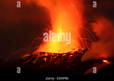 Red Hot Lava e le scintille in eruzione del vulcano Tavurvur di notte, Rabaul, East New Britain, Papua Nuova Guinea, Pacific Foto Stock