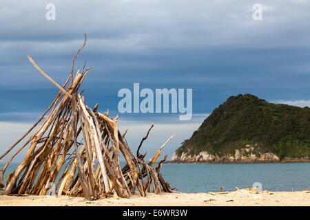 Driftwood tende Tepee, teepee Awaroa, ingresso, Abel Tasman via litoranea, uno della Nuova Zelanda grande passeggiate nel nord-ovest del sud ISL Foto Stock