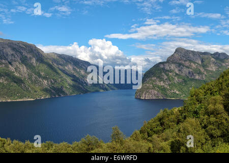 Idyllic view - Scenic landscapes of the northern Norwegian fjords. Foto Stock