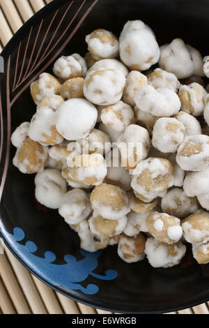 Wasabi piselli un snack croccante fatto con arrosti di piselli verdi rivestita con wasabi condimento in una lacca giapponese ciotola Foto Stock