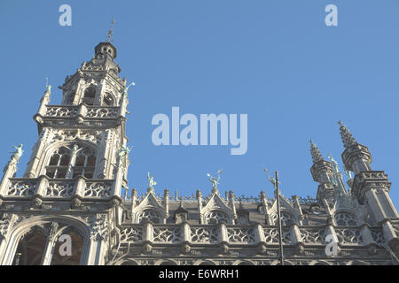 Intricati lavori in pietra scolpita sulla torre e la facciata di la maison du Roi, La Grand Place di Bruxelles, Belgio. Foto Stock