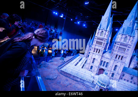 Warner Bros Studio Tour London - The Making of Harry Potter conserva ed espone la mitica puntelli. Foto Stock