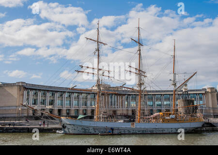 A Tall Ship viene riparato su un ormeggio al di fuori di un enorme ufficio di Lloyds Bank in Bristol Docks Foto Stock