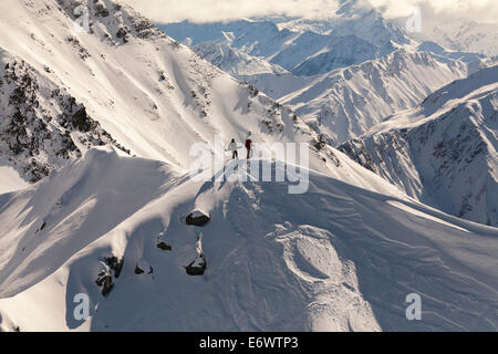 Antenna di snowboarder in piedi su un picco di montagna, Isola del Sud, Nuova Zelanda Foto Stock