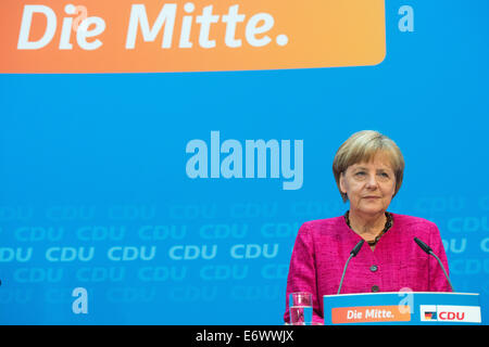 Berlino, Germania. 01 Sep, 2014. Il cancelliere tedesco Angela Merkel (CDU) parla nel corso di una conferenza stampa sui risultati delle elezioni a Berlino, Germania, 01 settembre 2014. Foto: Maurizio Gambarini/dpa/Alamy Live News Foto Stock