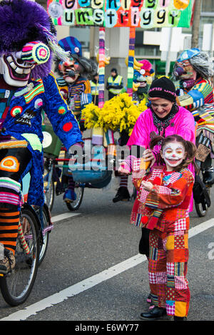 Bambina vestito come un clown a Carnevale, Funchal, Madeira, Portogallo  Foto stock - Alamy