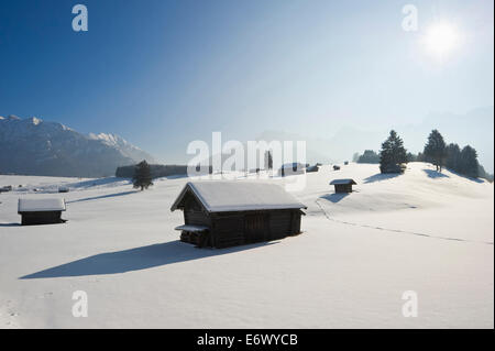 Coperta di neve di capanne vicino a Mittenwald, Baviera, Germania Foto Stock