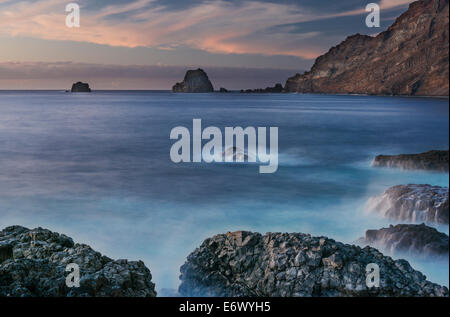 Colonnari di raccordare le lave e il mare di pile di Roques de Salmor, Las Puntas, El Hierro, Isole Canarie Foto Stock