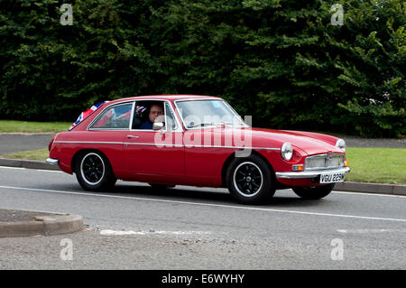 MGB GT auto su Fosse Way road, Warwickshire, Regno Unito Foto Stock