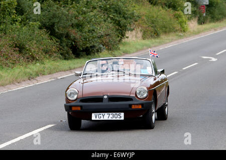 MG Midget auto su Fosse Way road, Warwickshire, Regno Unito Foto Stock