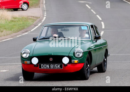 MGB GT auto su Fosse Way road, Warwickshire, Regno Unito Foto Stock