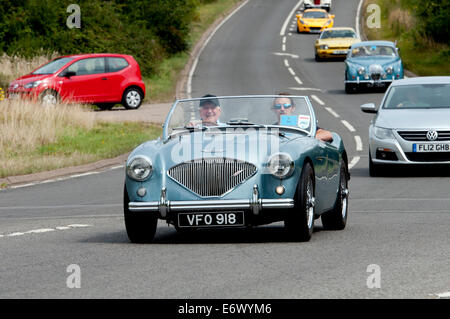 Austin Healey 100 auto su Fosse Way road, Warwickshire, Regno Unito Foto Stock