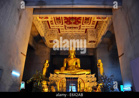 Buddha a Wat Chedi Hoi, il guscio di ostrica tempio situato in di Pathum Thani Provincia, Tailandia centrale. Foto Stock