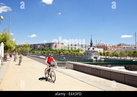 I ciclisti sulla Madrid Rio Park Foto Stock