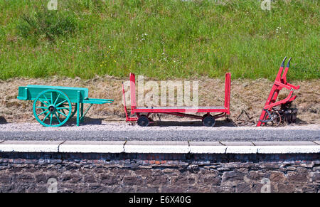 Vintage attrezzature ferroviarie sul display della piattaforma a Boat of Garten vicina, Strathspey Steam Railway, Speyside, Cairngorms Foto Stock