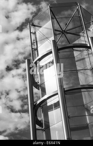 Architettura moderna in vetro e acciaio, albero ventilatore sulla parte superiore del tunnel autostradale a Stoccolma, Svezia. Foto Stock