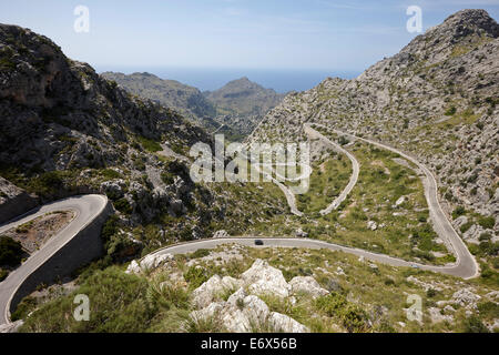 La leggendaria strada 'il serpente' a Sa Calobra, MA-2141, montagne Tramuntana, Maiorca, isole Baleari, Spagna Foto Stock