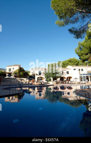 Suite Ducale e grande hotel piscina, Punta Negra Hotel H10, vicino a Portals Nous, a ovest di Palma di Maiorca, isole Baleari, Spagna Foto Stock