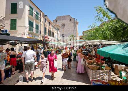 Mercato nel centro di Santanyi con chiesa di Sant Andreu in Placa Mayor, Maiorca, isole Baleari, Spagna Foto Stock