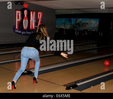 Il Robin Hood Progetto Celebrity Bowling al Pinz Bowling con: Khloe Kardashian dove: Studio City, California, Stati Uniti quando: 15 Feb 2014 Foto Stock