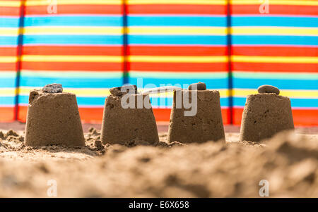 Quattro castelli in linea su Saundersfoot beach, Pembrokeshire, Regno Unito. Foto Stock