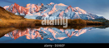 Alpen incandescenza al massiccio del Monte Bianco e la sua riflessione in un lago di montagna non lontano dal vertice di Aiguillette du Brevent, Cha Foto Stock