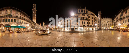 Un panorama a 360° della Piazza delle Erbe di Verona con la Torre dei Lamberti, Veneto, Italia Foto Stock