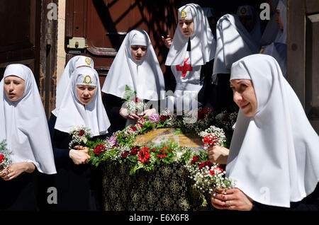 Ritratto di ortodosso orientale suore durante una processione del Venerdì santo nella Città Vecchia di Gerusalemme Foto Stock