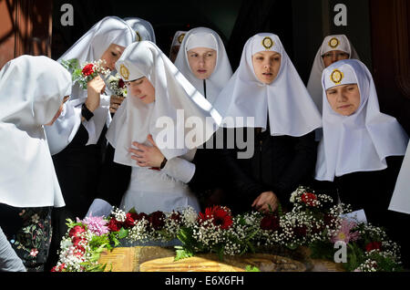 Ritratto di ortodosso orientale suore durante una processione del Venerdì santo nella Città Vecchia di Gerusalemme Foto Stock