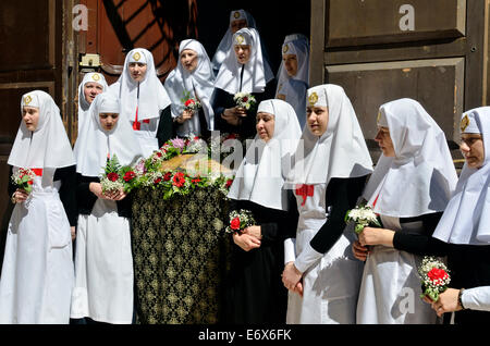 Ritratto di ortodosso orientale suore durante una processione del Venerdì santo nella Città Vecchia di Gerusalemme Foto Stock