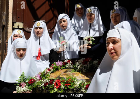 Ritratto di ortodosso orientale suore durante una processione del Venerdì santo nella Città Vecchia di Gerusalemme Foto Stock