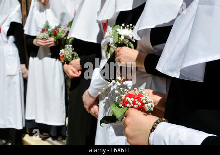 Ritratto di ortodosso orientale suore durante una processione del Venerdì santo nella Città Vecchia di Gerusalemme Foto Stock