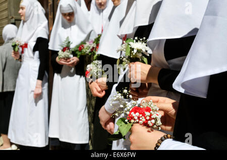 Ritratto di ortodosso orientale suore durante una processione del Venerdì santo nella Città Vecchia di Gerusalemme Foto Stock