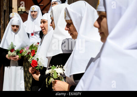 Ritratto di ortodosso orientale suore durante una processione del Venerdì santo nella Città Vecchia di Gerusalemme Foto Stock