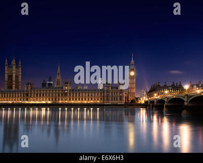 Vista a lunga esposizione delle Houses of Parliament e della Elizabeth Tower riflessa nel fiume Tamigi di notte, Westminster, Londra, Inghilterra, Regno Unito. Foto Stock
