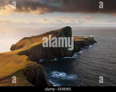 Alba sopra l'impressionante falesia di Neist punto sull'estremità occidentale dell'Isola di Skye in Scozia, Regno Unito Foto Stock