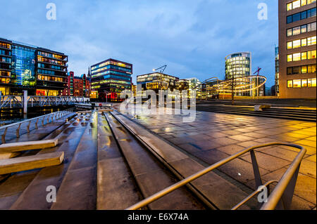 Twilight a Magellan-Terrace in Hafencity di Amburgo, Germania Foto Stock