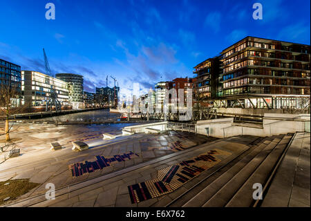 Twilight a Magellan-Terrace in Hafencity di Amburgo, Germania Foto Stock