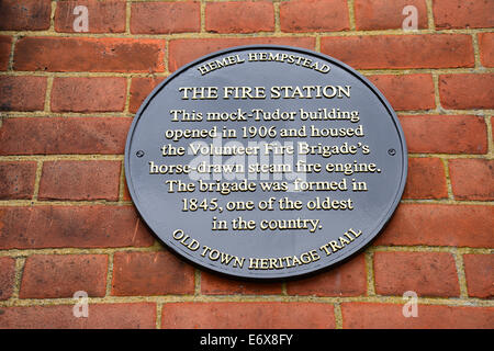 Vecchia stazione antincendio heritage trail placca, High Street, Città Vecchia, Hemel Hempstead, Hertfordshire, England, Regno Unito Foto Stock