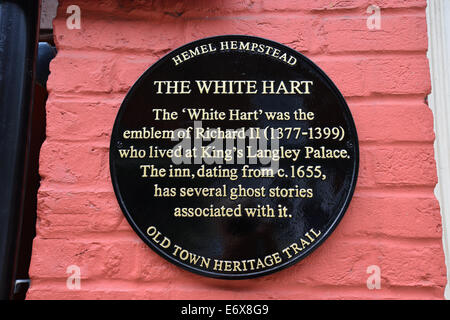 Il White Hart Inn heritage trail lapide sul muro, High Street, Città Vecchia, Hemel Hempstead, Hertfordshire, England, Regno Unito Foto Stock