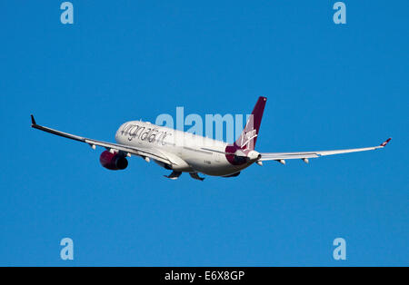 Vergine Altlantic Airways Airbus A330-343, l' Aeroporto di Gatwick, West Sussex, in Inghilterra Foto Stock