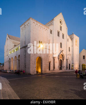 Facciata principale della Basilica Cattedrale di San Nicola, l'inizio della costruzione nel 1087, in stile romanico, blu ora, crepuscolo, Bari Foto Stock