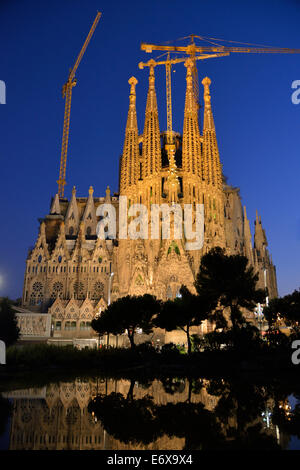 La Sagrada Familia, la Santa Famiglia Chiesa di espiazione, dall'architetto Antoni Gaudí, Sito Patrimonio Mondiale dell'UNESCO, al tramonto, Barcellona Foto Stock