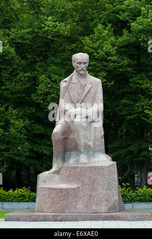 Monumento a Janis Rainis, 1865-1929, nazionale lettone poeta e scrittore, granito, Esplanade Park, Centrs quartiere, Riga Foto Stock