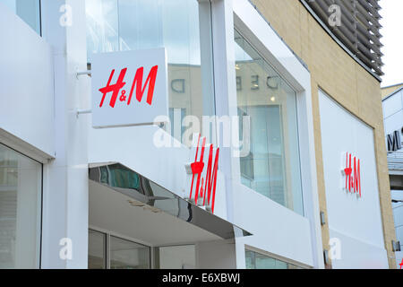 H&M negozio di moda l'entrata a Riverside Shopping Centre, Hemel Hempstead, Hertfordshire, England, Regno Unito Foto Stock