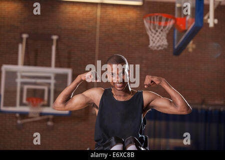 L'uomo con la meningite spinale in carrozzella giocare a basket Foto Stock