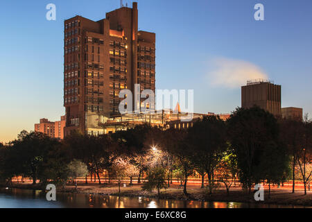 Storrow Drive all'alba con Boston University in background, Charles River, Boston, Massachusetts, STATI UNITI D'AMERICA Foto Stock