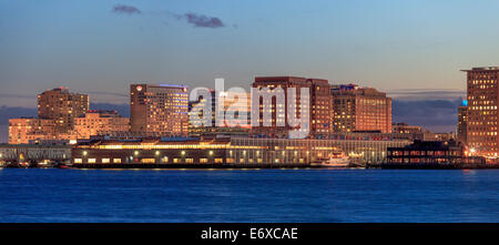 Il Seaport District con il World Trade Center al crepuscolo, Boston, Massachusetts, STATI UNITI D'AMERICA Foto Stock